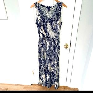 💖 $5 H&M V-Neck Belted Sleeveless White/Black Maxi Dress in Palm Print